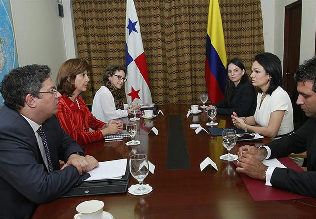 Vicepresidenta y canciller de Panamá, Isabel De Saint Malo (2-d), se reúne con la ministra colombiana de Relaciones Exteriores, María Ángela Holguín. Foto: EFE