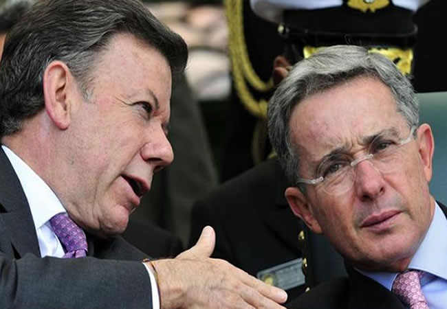 El presidente de Colombia, Juan Manuel Santos, y el senador Álvaro Uribe. Foto: EFE