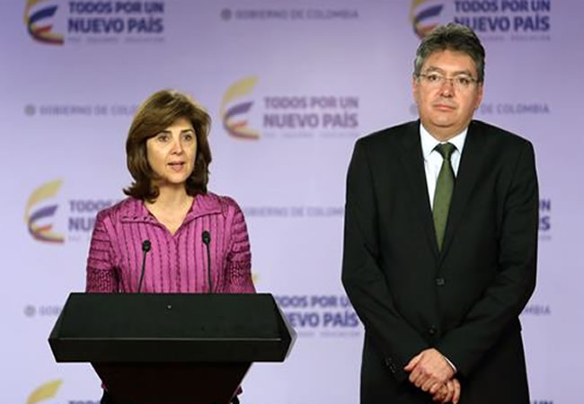 María Ángela Holguín y el ministro de Hacienda, Mauricio Cárdenas. Foto: EFE