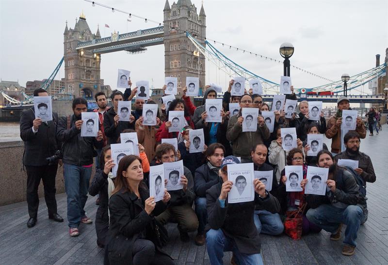 Activistas y familiares marchan en apoyo a los 43 jóvenes desaparecidos en el estado de Guerrero, hoy, miércoles 8 de octubre de 2014, en Ciudad de México (México). Foto: EFE