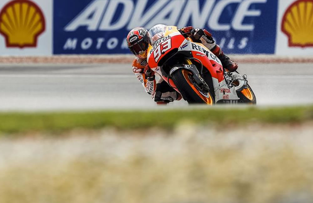 El piloto español de MotoGP Marc Márquez participa en una sesión de entrenamientos libres para el Gran Premio de Malasia. Foto: EFE