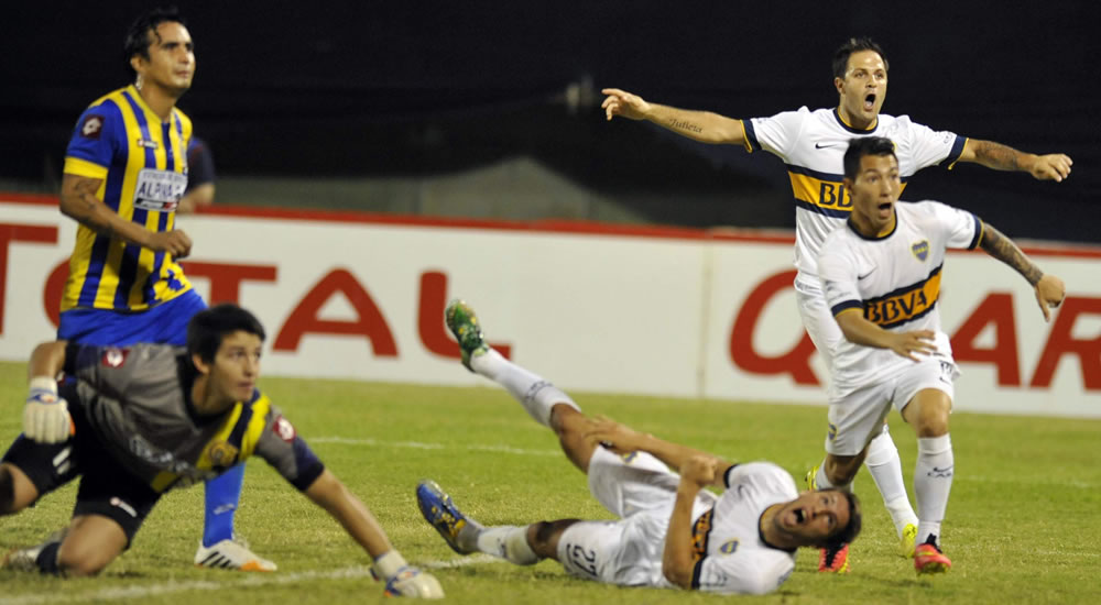 Luciano Acosta (c-d) de Boca Juniors de Argentina celebra tras anotar un gol ante Deportivo de Capiatá de Paraguay. Foto: EFE