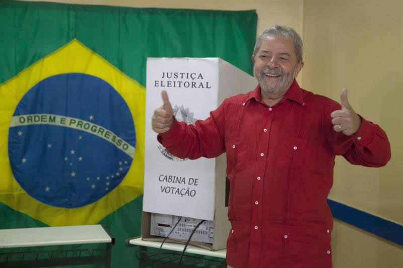 El expresidente brasileño Luiz Inácio Lula da Silva posa después de votar. Foto: EFE