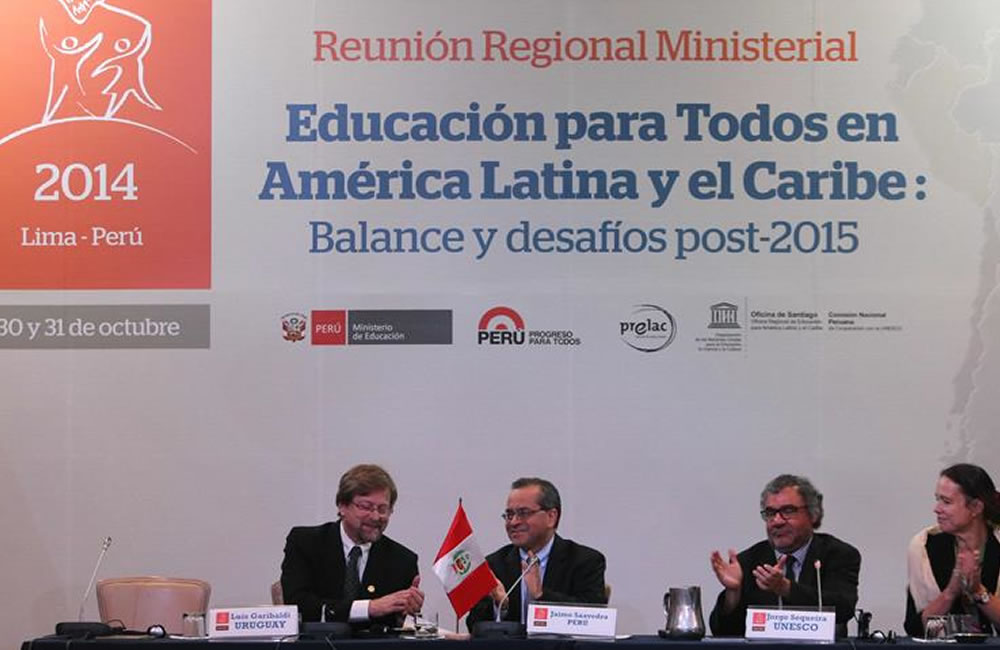 El ministro de Educación de Perú, Jaime Saavedra (c), el representante de Uruguay en el evento Luis Garibaldi (i) y el delegado de Unesco, Luis Sequeira (2d). Foto: EFE