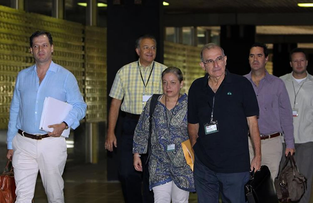 El jefe negociador del Gobierno colombiano, Humberto de la Calle (d-adelante), a su llegada en compañía de la delegación gubernamental. Foto: EFE
