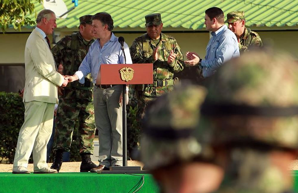 El príncipe Carlos (2-i) es saludado por el presidente colombiano, Juan Manuel Santos. Foto: EFE