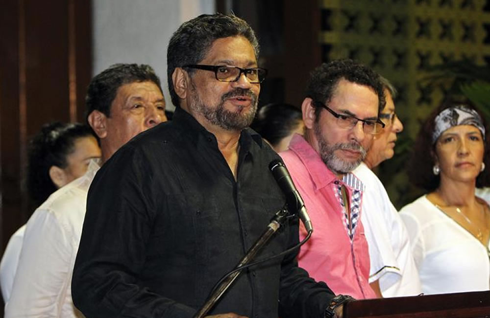 El jefe del equipo negociador de las Fuerzas Armadas Revolucionarias de Colombia (FARC), Luciano Marín Arango (2-d), alias Iván Márquez. Foto: EFE