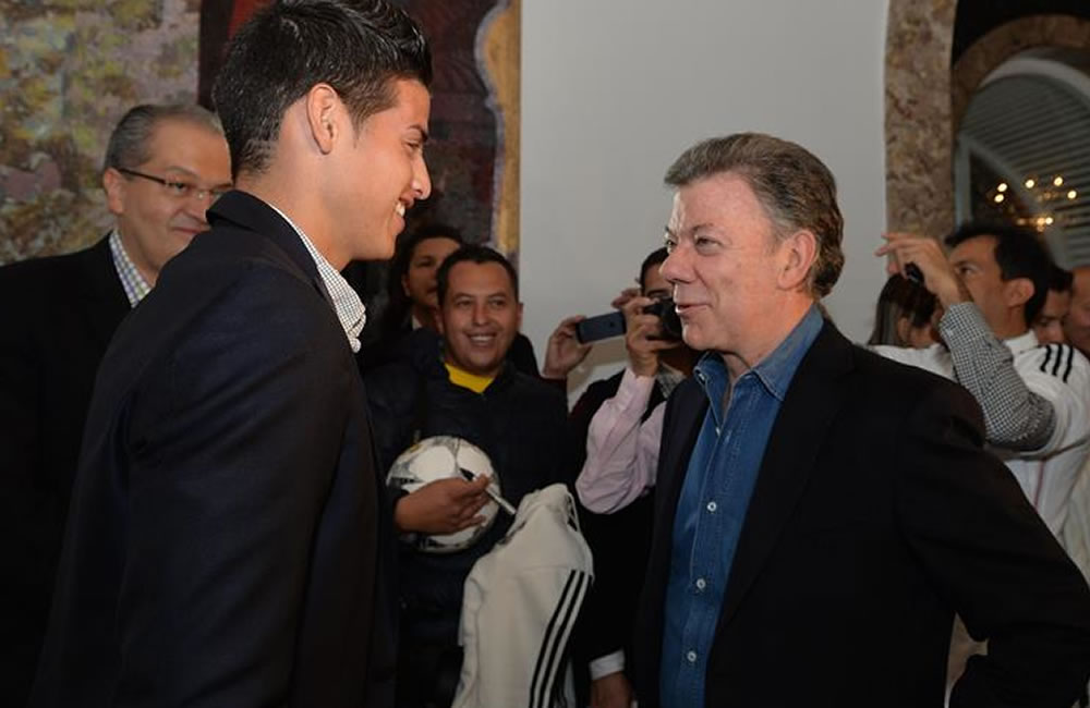 El presidente colombiano, Juan Manuel Santos y el colombiano James Rodríguez. Foto: EFE