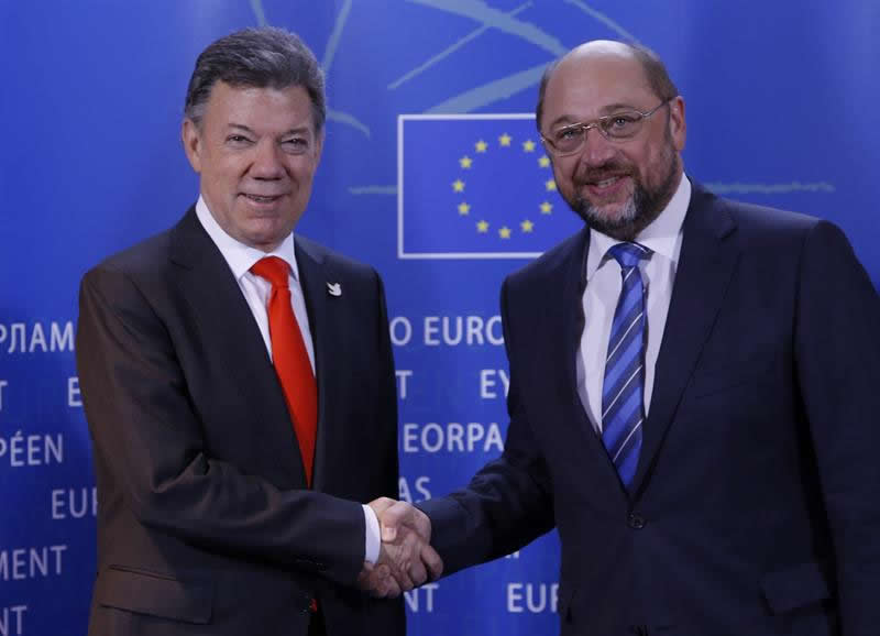 El presidente Juan Manuel Santos, es recibido por el presidente del Parlamento Europeo, Martin Schulz. Foto: EFE
