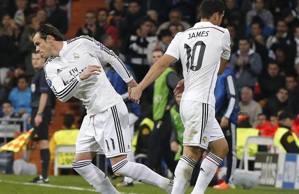 El delantero galés del Real Madrid, Gareth Bale (i), entra en el terreno de juego sustituyendo al centrocampista colombiano James Rodríguez. Foto: EFE