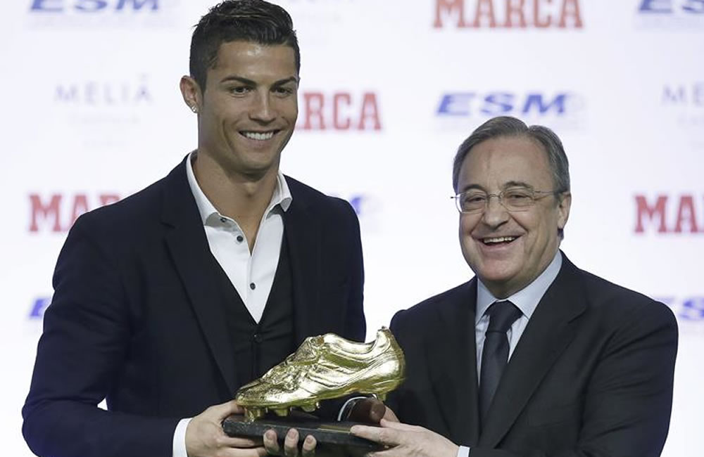 El delantero portugués del Real Madrid, Cristiano Ronaldo,iz, junto al presidente del Real Madrid. Foto: EFE