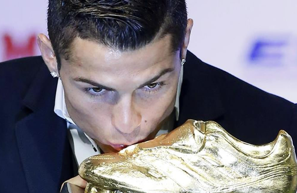 El delantero portugués del Real Madrid Cristiano Ronaldo tras recibir la Bota de Oro. Foto: EFE