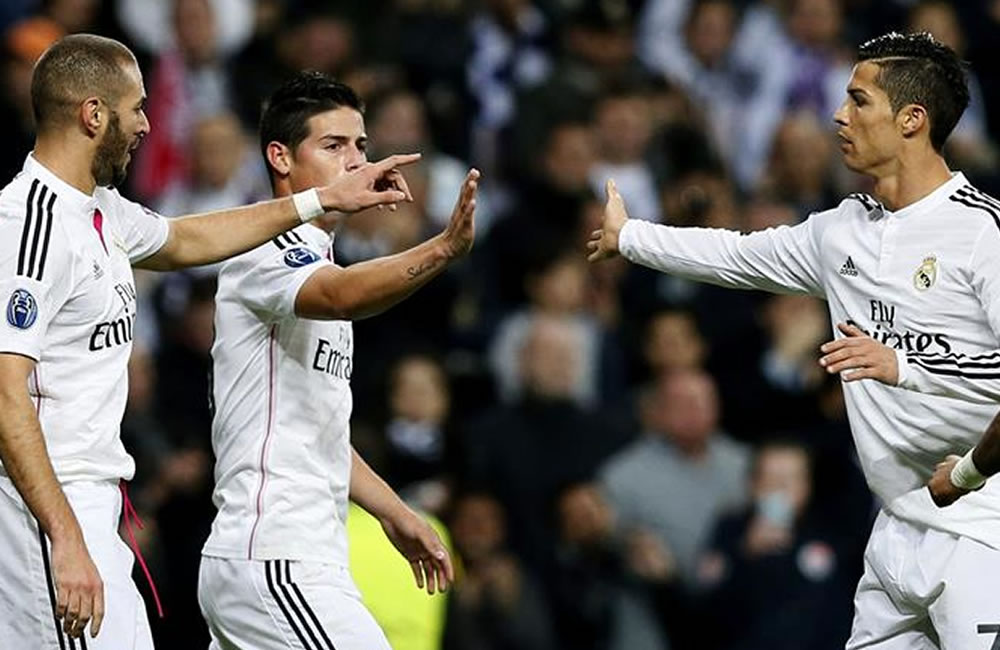 El delantero francés del Real Madrid Karim Benzema (i) celebra con sus compañeros, el portugués Cristiano Ronaldo (d) y el colombiano James Rodríguez. Foto: EFE