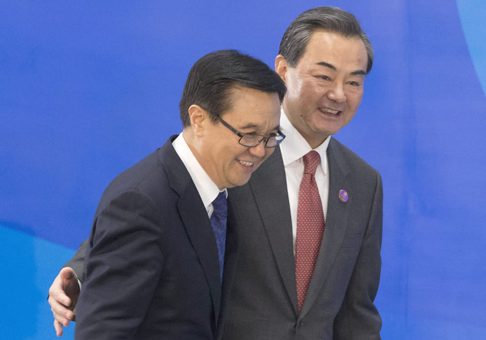 Chinese Commerce Minister Gao Hucheng (L) and Chinese Foreign Minister Wang Yi (R) arrive for a press conference on Asia-Pacific Economic Cooperation (APEC). Foto: EFE