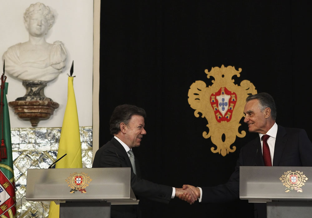 El presidente portugués, Anibal Cavaco Silva (d), y su homólogo colombiano, Juan Manuel Santos, durante una rueda de prensa conjunta tras su reunión en el Palacio de Belém en Lisboa. Foto: EFE