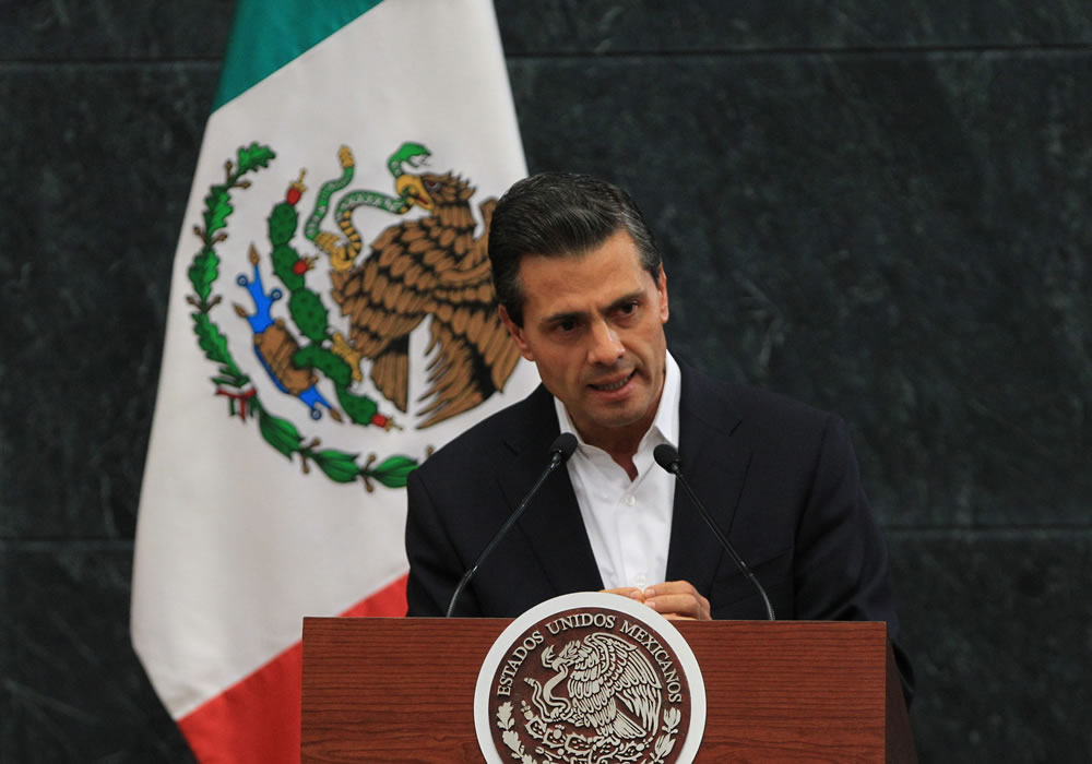 El presidente mexicano, Enrique Peña Nieto, pronuncia un discurso tras una reunión de casi seis horas con las familias de los 43 estudiantes desaparecidos. Foto: EFE