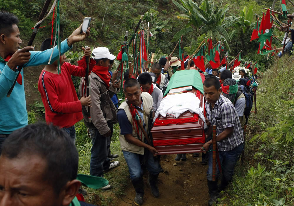 Indígenas asisten a la ceremonia fúnebre de los dos guardias indígenas de la comunidad Nasa asesinados por la guerrilla de las FARC. Foto: EFE
