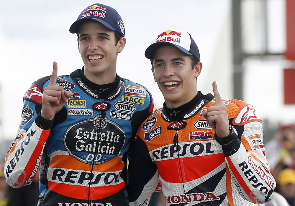 Los campeones del mundo en Moto3 y MotoGP, Alex Márquez (i), y su hermano, Marc Márquez (d), tras finalizar el mundial en el circuito "Ricardo Tormo" de Cheste. Foto: EFE