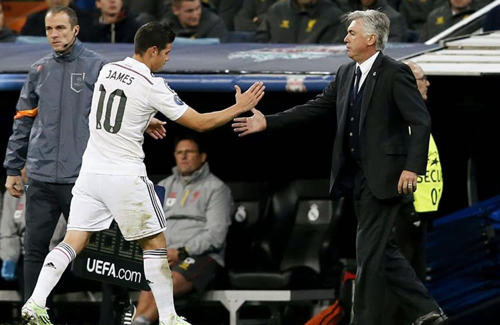 El delantero colombiano del Real Madrid James Rodríguez (i) saluda a su entrenador. Foto: EFE