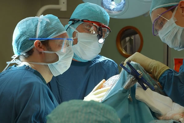 Colombiano recibe primer implante craneal 3D de titanio. Foto: EFE