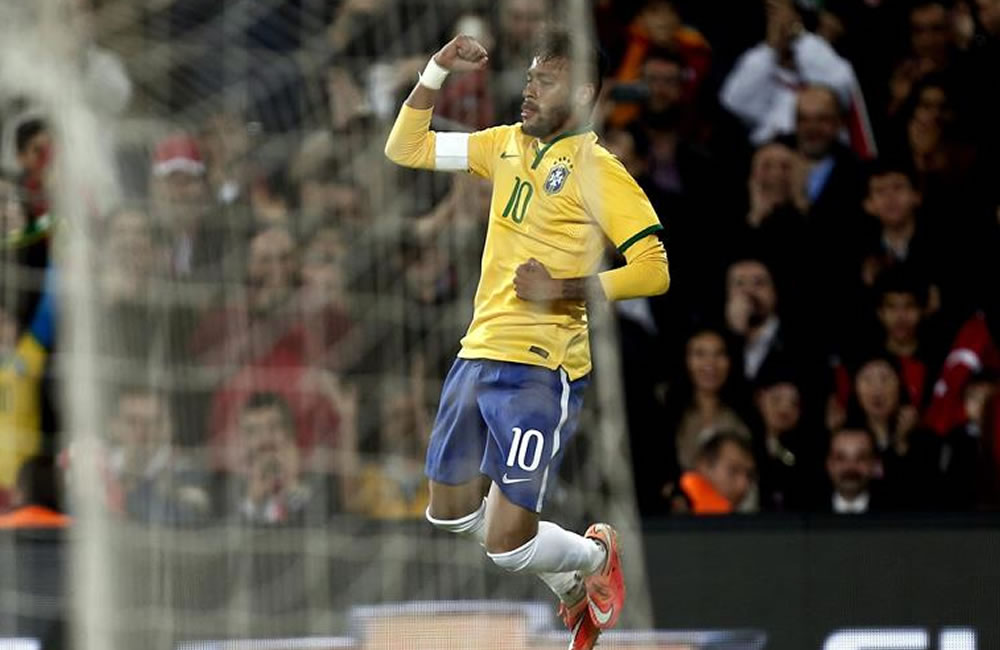 El jugador de la selección Brasil Neymar Jr (d) celebra a tras marcar un gol ante Turquía. Foto: EFE