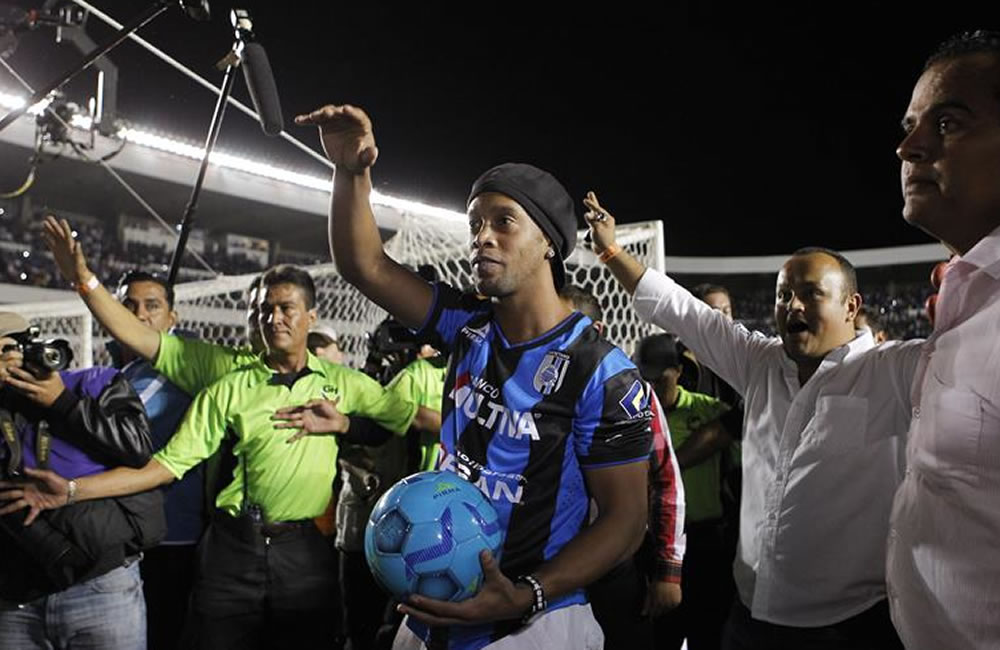 Ronaldinho está contento y seguirá en Querétaro, dice presidente del equipo. Foto: EFE