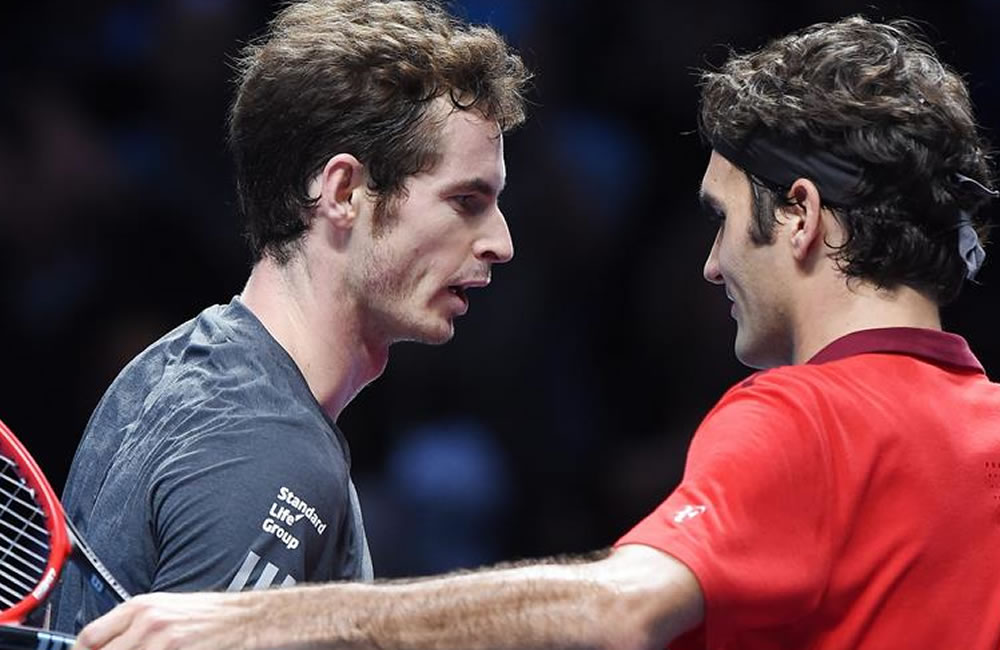 El tenista suizo Roger Federer (d) tras su victoria ante el británico Andy Murray (i). Foto: EFE