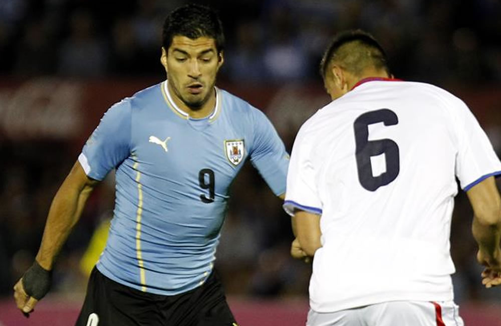 Luis Suárez (i) de Uruguay disputa el balón con Oscar Duarte (d) de Costa Rica durante un partido amistoso. Foto: EFE