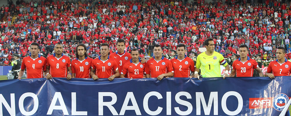 Los jugadores de la selección de Chile posan con un cartel en contra del racismo previo al partido amistoso disputado ante Venezuela. Foto: EFE
