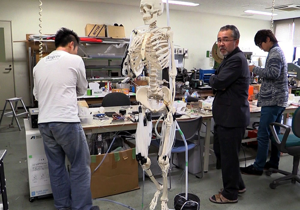El profesor Koichi Suzumori (c), en el laboratorio donde dirige un proyecto para desarrollar "músculos artificiales" que tendrían aplicación en campos como la robótica. Foto: EFE