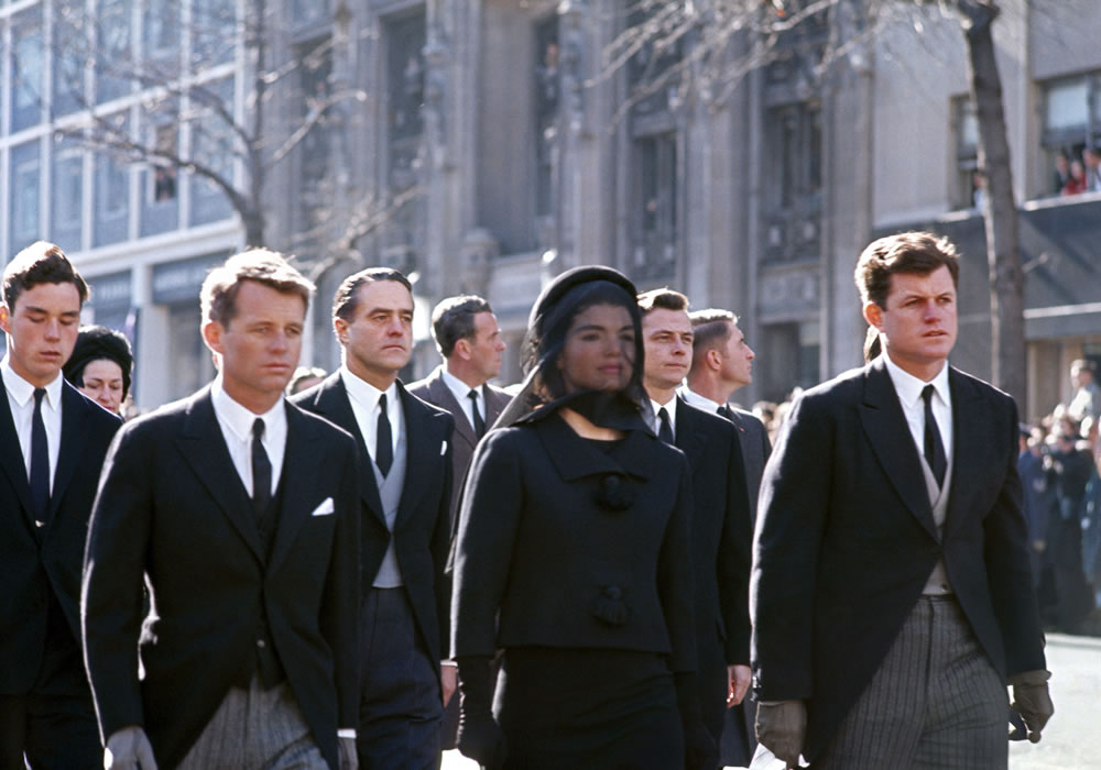Fotografía cedida por el Palais de Iéna, del reportero Henri Dauman, "Cortejo fúnebre, Funerales de John Fitzgerald Kennedy". Foto: EFE
