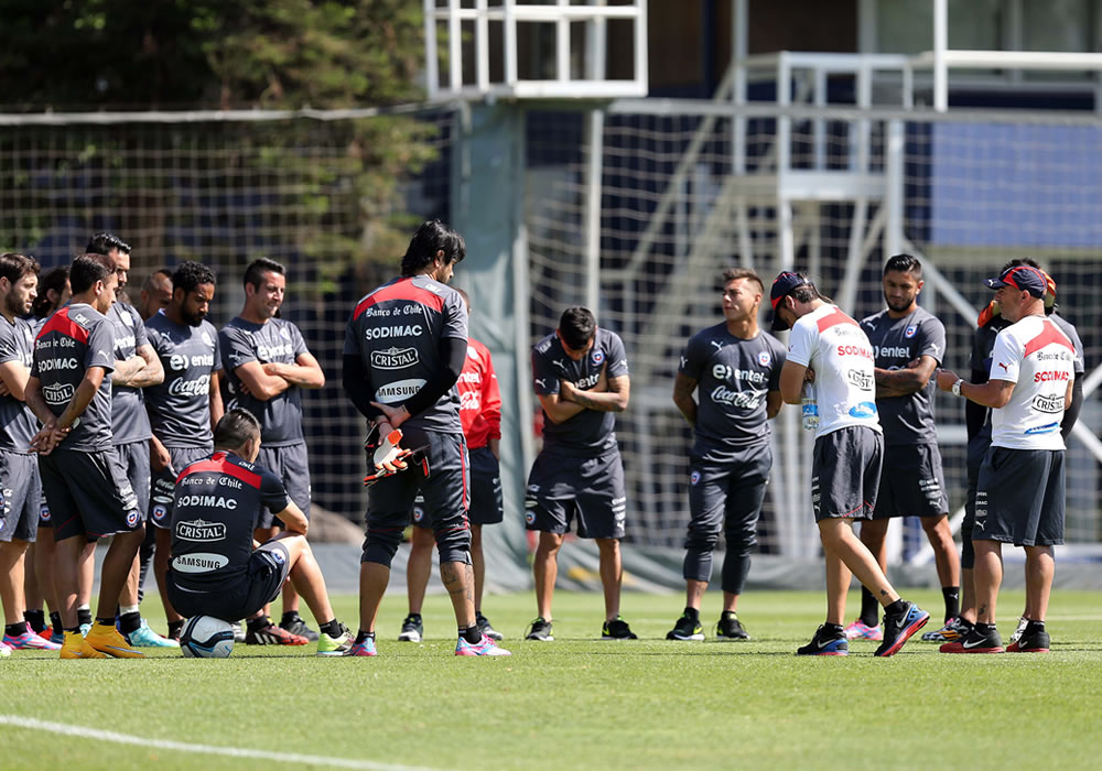 Fotografía cedida por la Agencia Nacional de Fútbol Profesional de Chile (ANFP) que muestra al director técnico del equipo nacional, Jorge Sampaoli, durante un entrenamiento. Foto: EFE