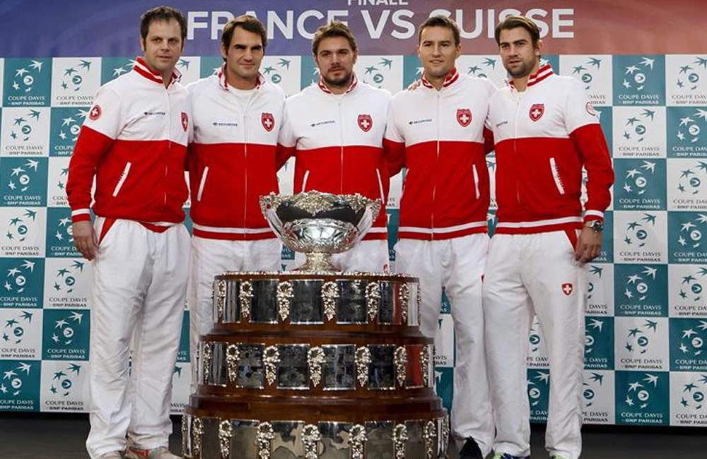 El capitán del equipo suizo Severin Luethi posa con los tenistas Roger Federer y compañeros. Foto: EFE