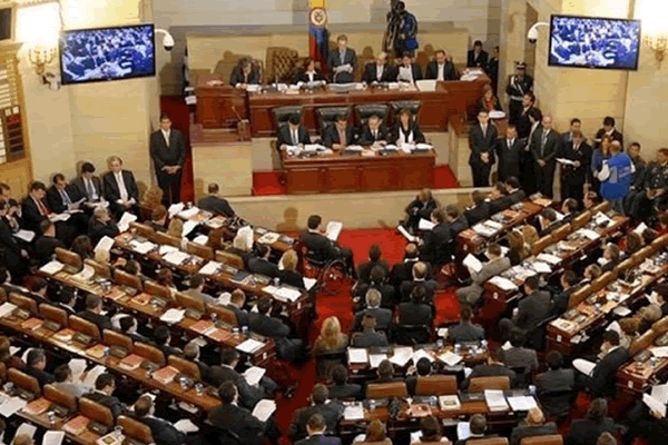 Senado colombiano asciende a cinco militares. Foto: EFE