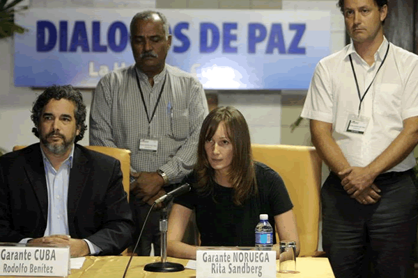 Rita Sandberg, garante de Noruega, y Rodolfo Benítez, representante de Cuba en los diálogos de paz entre el Gobierno colombiano y las FARC. Foto: EFE