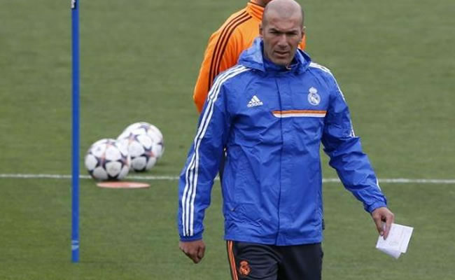 Zinedine Zidane (c), segundo entrenador del Real Madrid,, durante el entrenamiento. Foto: EFE