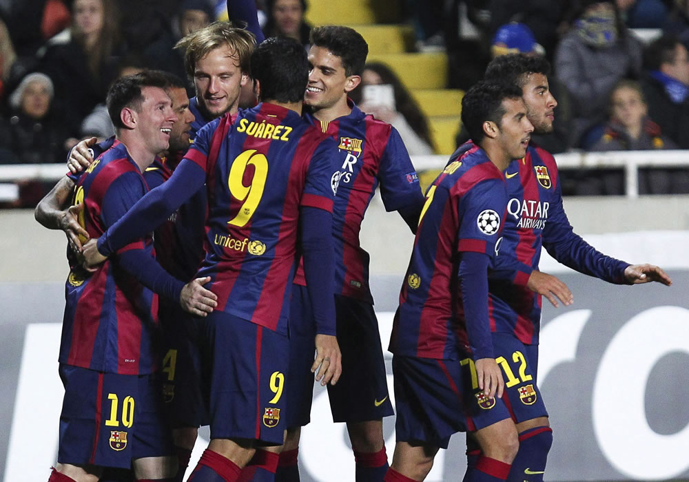 El delantero argentino del FC Barcelona Lionel Messi (izda) celebra el gol conseguido ante el Apoel. Foto: EFE