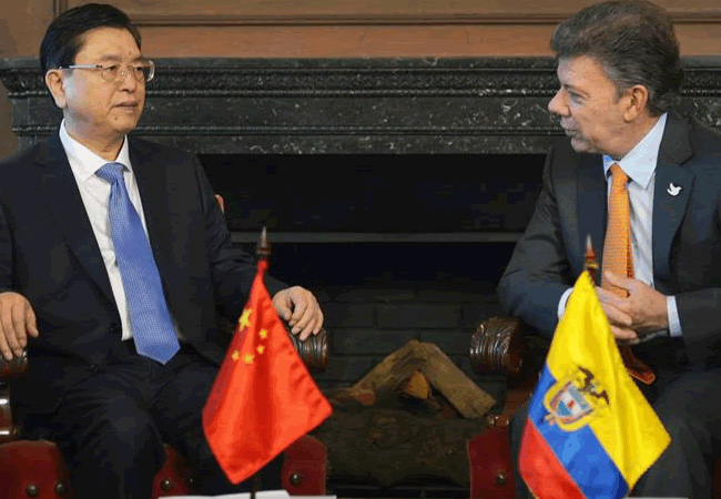 El mandatario Juan Manuel Santos (d), durante un encuentro con el presidente del Comité Permanente de la Asamblea Nacional Popular China, Zhang Dejiang. Foto: EFE