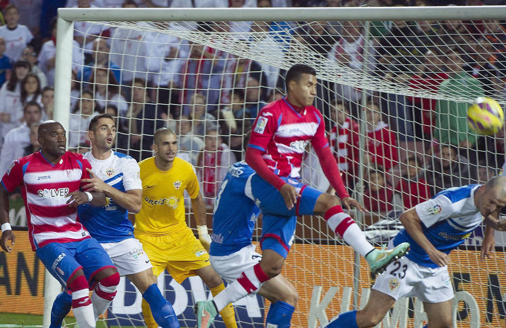 El centrocampista del Almería Fernando Soriano (d) despeja el balón ante el intento de remate del colombiano Jeison Murillo. Foto: EFE