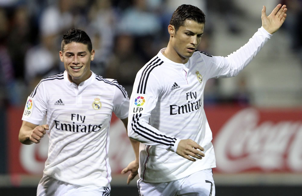 El delantero portugués del Real Madrid Cristiano Ronaldo (d) celebra con su compañero James Rodríguez. Foto: EFE