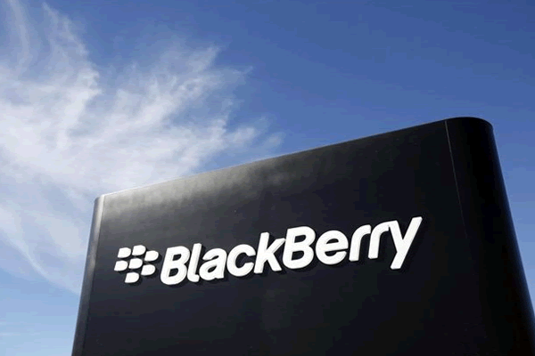 BlackBerry ofrece hasta 600 dólares por reemplazar iPhone por Passport. Foto: EFE