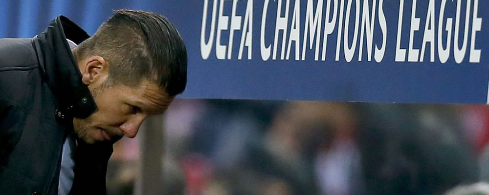El DT del Atlético de Madrid, el argentino Diego Simeone, durante el encuentro de la fase de grupos, grupo A, de la Liga de Campeones. Foto: EFE