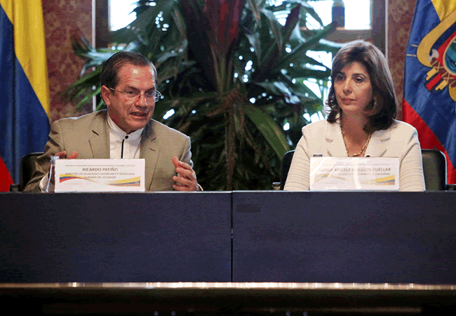 El ministro de Relaciones Exteriores Ecuador, Ricardo Patiño (i), pronuncia un discurso junto a su homóloga de Colombia, María Ángela Holguín. Foto: EFE