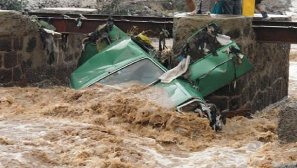 Reportes oficiales precisan que algunas personas desaparecidas estaban dentro de taxis al momento de la inundación. Foto: EFE