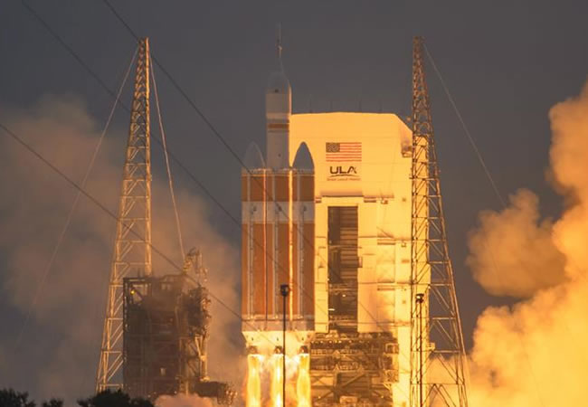 Fotografía facilitada por la NASA que muestra el cohete Delta IV, que transporta la cápsula Orion, durante el despegue. Foto: EFE