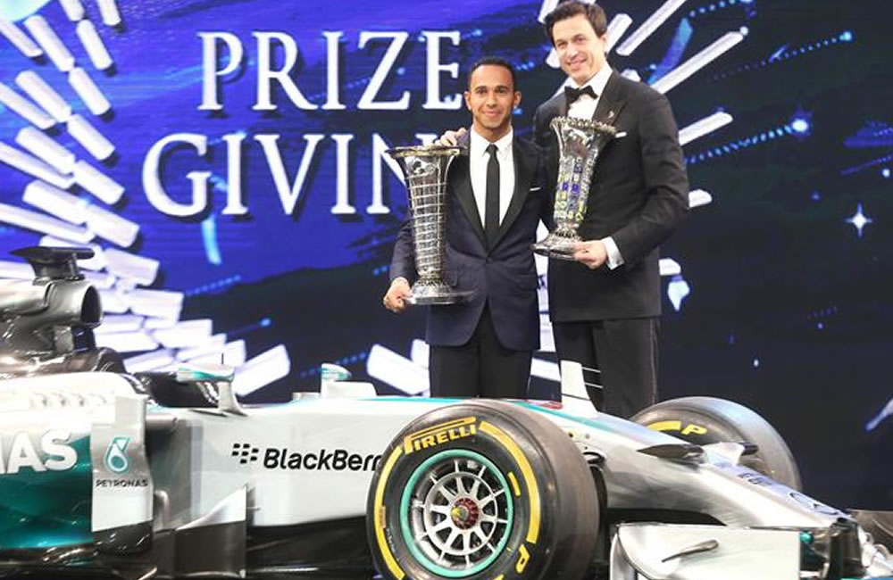 Hamilton y Mercedes reciben en Doha sus trofeos de campeones mundiales. Foto: EFE