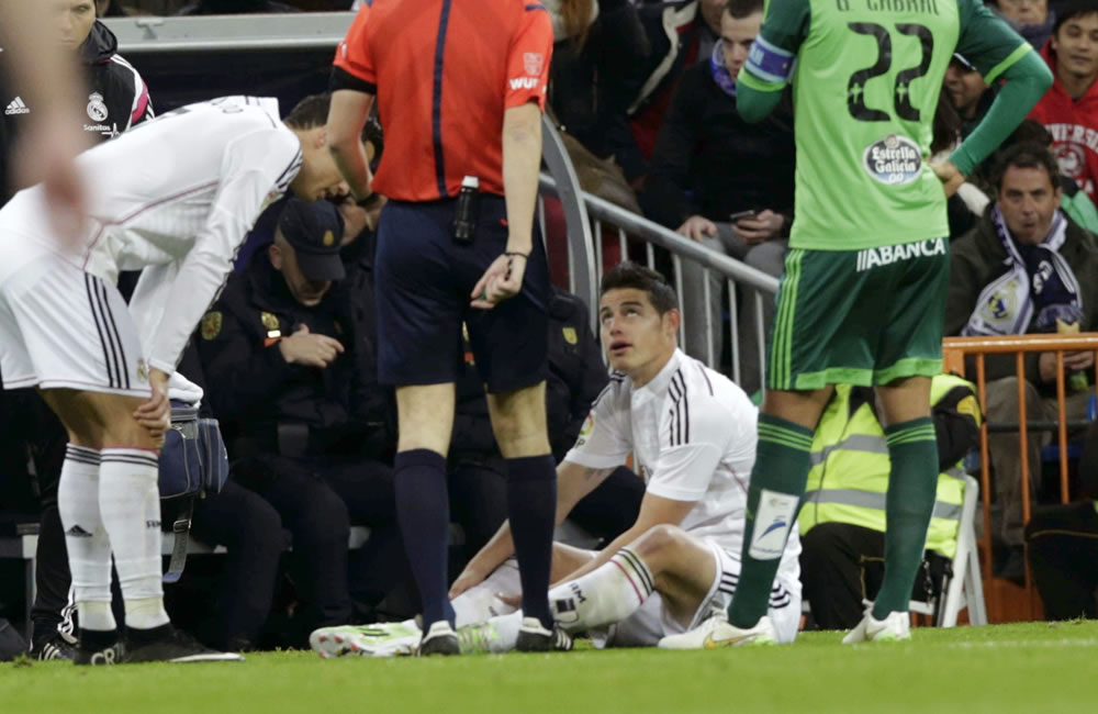 El centrocampista colombiano del Real Madrid James Rodríguez en el suelo tras lesionarse. Foto: EFE