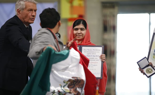 Un activista irrumpe en el escenario con una bandera mexicana, durante la ceremonia de entrega del Premio Nobel de la Paz a la adolescente paquistaní Malala Yousafzai. Foto: EFE