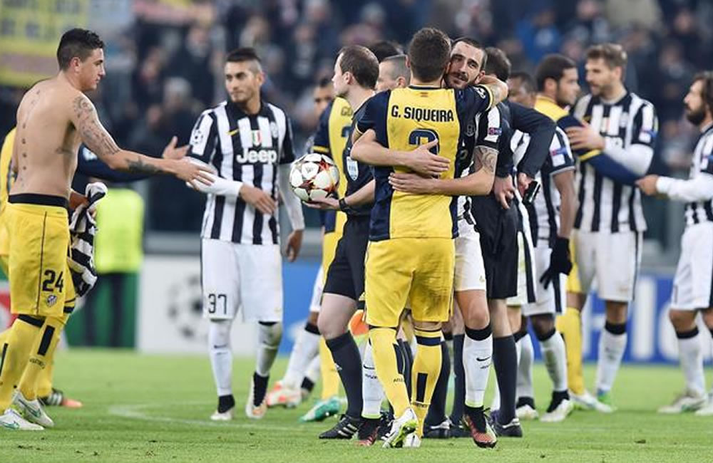 Los jugadores de la Juventus y del At. Madrid, se saludan a la finalización del encuentro correspondiente a la fase de grupos. Foto: EFE