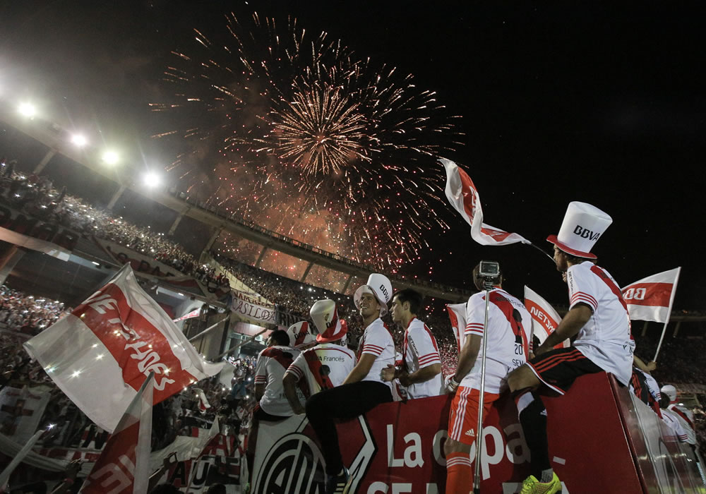 Hinchas y jugadores de River Plate festejan tras la victoria 2-0 sobre Atlético Nacional durante la final de la Copa Sudamericana. Foto: EFE